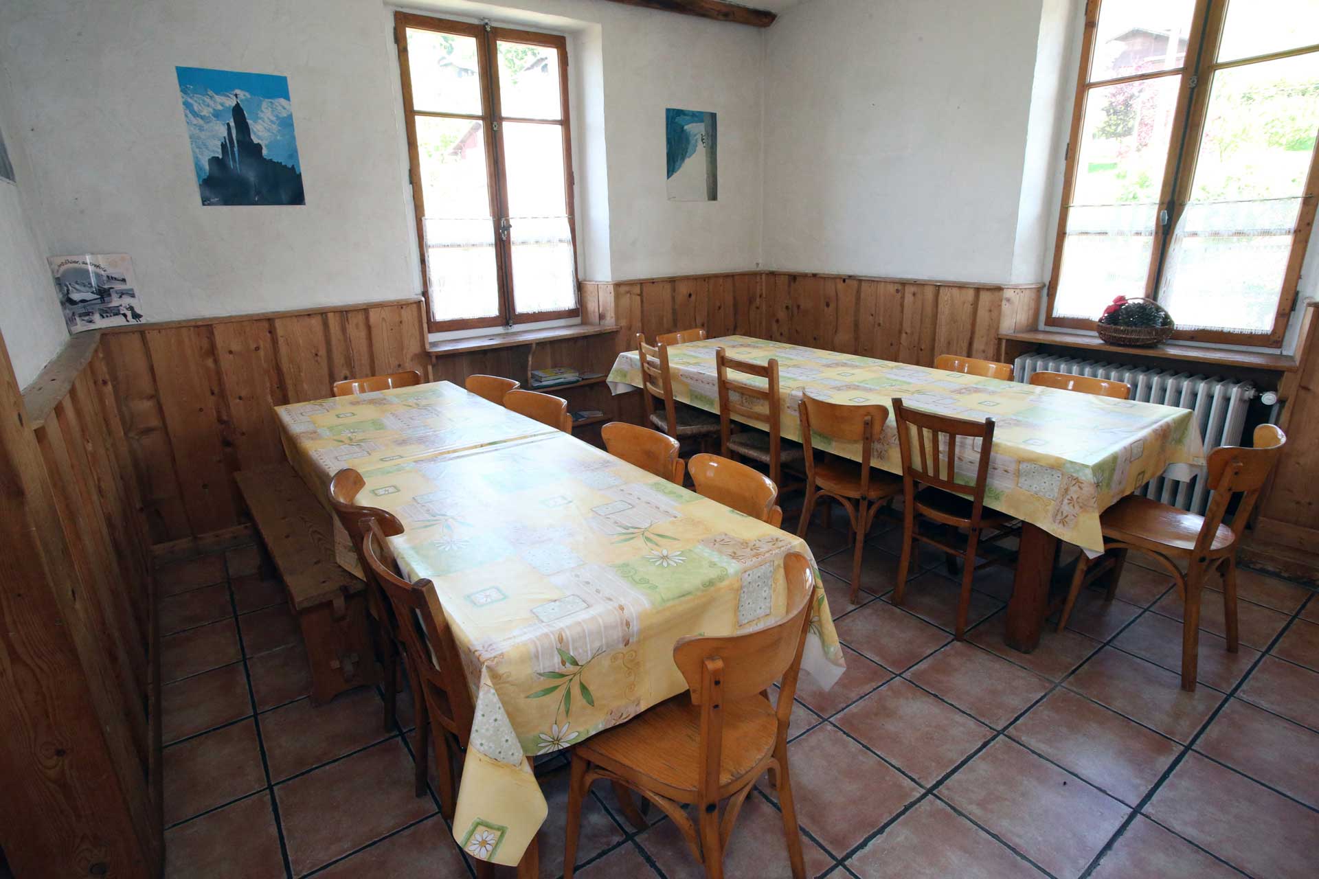 Grande salle à manger gîte 29 personnes